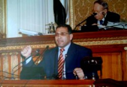 عاشور ينجح في إنارة مناطق بدائرته وإقامة معهد أزهري