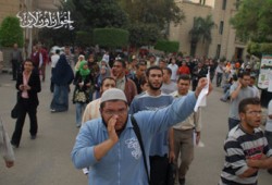 طلاب جامعة القاهرة يتظاهرون ضد استضافتها علماء صهاينة