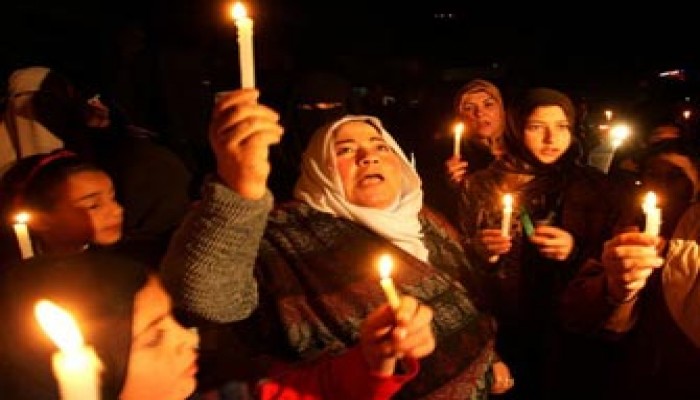 غزة بالشموع بين مقاومة ليل الاحتلال وظلام الحصار