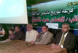 الشيخ المحمدي يوزع تأشيرات الحج المجانية بدائرة حلوان