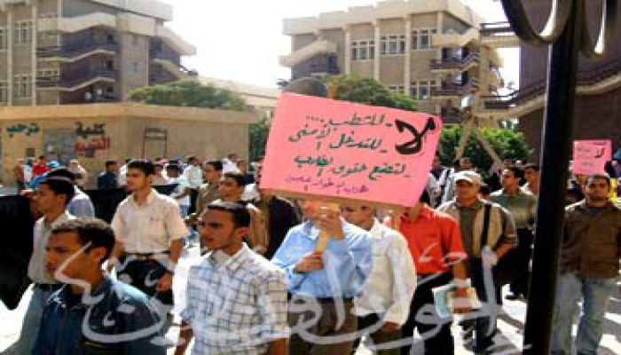 سيارات أمن مركزي وترحيلات وتفتيش ذاتي بهندسة حلوان