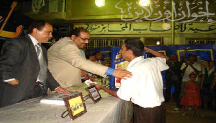 عزب والبيه يكرمان أوائل الثانوية