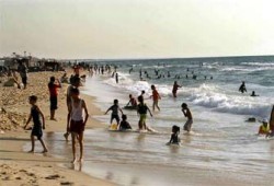 السرطان يهدد مصطافي غزة نتيجة تصريف الصرف الصحي على الشواطئ