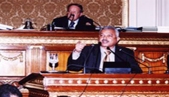 الجنايني يطالب بإنهاء مشاكل الرصف والصرف في دائرته