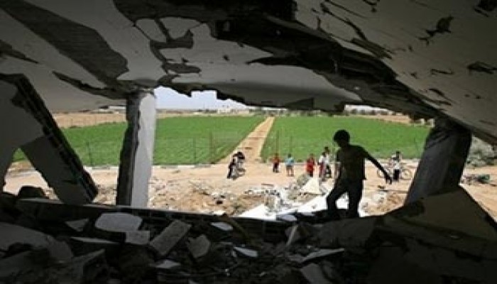 تناثر أشلاء طفلة وإصابة والدتها في غارة صهيونية