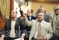 مواجهة ساخنة بين نواب الإخوان وسرور حول تطبيق الشريعة
