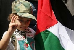 اللاجئون الفلسطينيون ينجزون أكبر عَلَم في العالم
