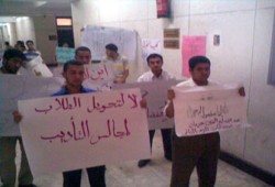 عميد حقوق الزقازيق يضرب طالبًا رفض فصل زملائه!!