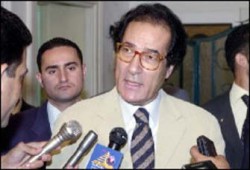حسني يتبرَّأ من وجود كتب "إسرائيلية" ويعلن رفضه للتطبيع