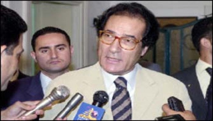 حسني يتبرَّأ من وجود كتب "إسرائيلية" ويعلن رفضه للتطبيع