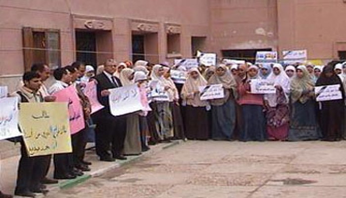 مظاهرة بجامعة بني سويف تندد باعتقال د. بديع