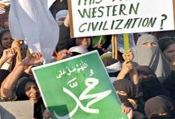 يا سيد العالمين.. ﴿إِنَّا كَفَيْنَاكَ الْمُسْتَهْزِئِينَ﴾