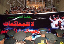 أطباء مصر يطالبون بإلغاء المحاكمة العسكرية لزملائهم