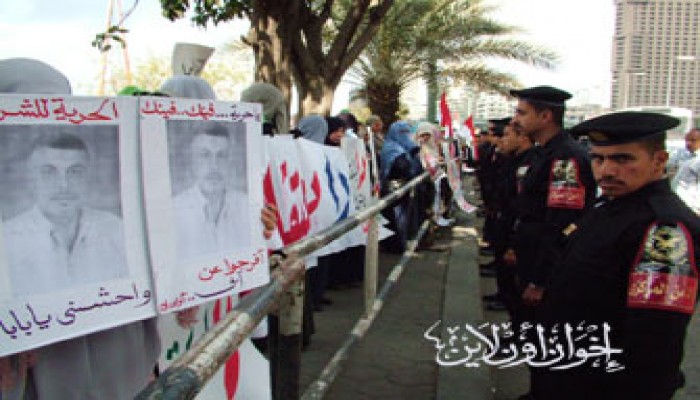 احتجاج أسر المحالين للعسكرية أمام المجلس القومي للمرأة