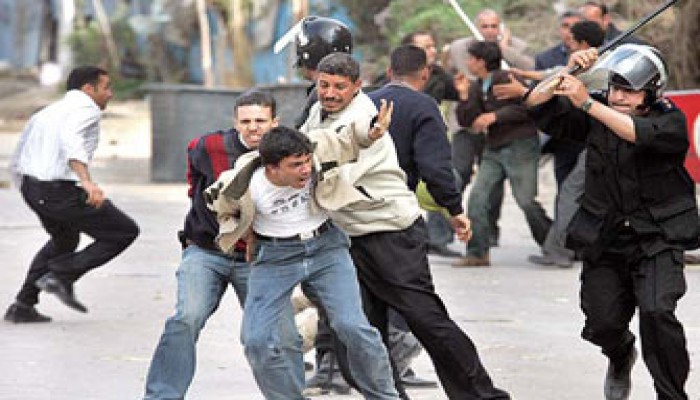 اعتقال طبيب بأسوان لتعليقه ملصقًا يدعو لإغاثة غزة!!