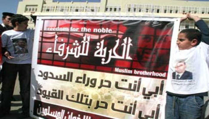 الدفاع عن المحالين للعسكرية: تهمة "تعطيل الدستور" تم تفصيلها خصيصًا للإخوان!!