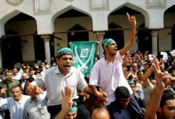 طوارئ داخل الحكومة والحزب الوطني بسبب قانون منع التظاهر بدُور العبادة
