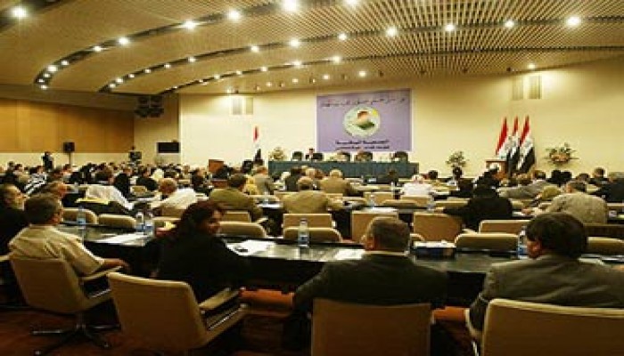 العراقيون يرفضون العلَم الجديد واستهدافات بالجملة لقوات الشرطة