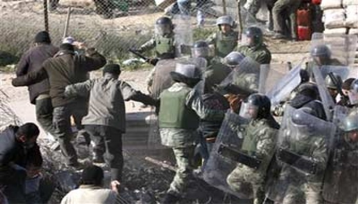 تخبط السلطات المصرية في التعامل مع المساعدات المنقولة إلى غزة