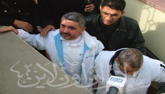 والدة حسن مالك تبعث برسالة لنجلها تحثُّه فيها على الصبر وتبشِّره بالنصر
