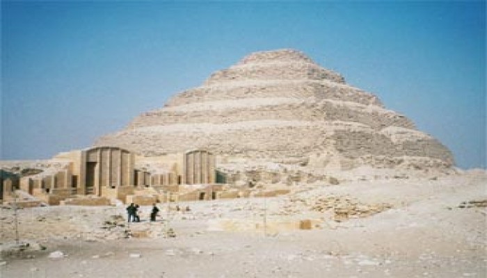 مخاوف من سقوط هرم سقارة المدرج!!