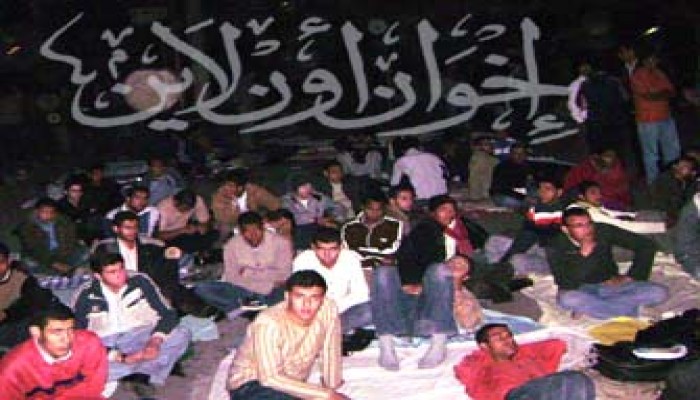 عميد صيدلة القاهرة يضرب طالبًا ورئيس الجامعة يرفض مقابلة المستبعدين