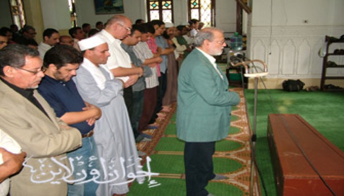 قيادات الإخوان تشيِّع جنازة والد أحمد أشرف والعزاء الأحد بالشاذلية