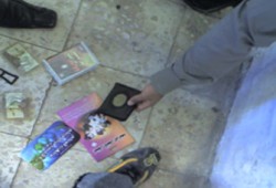 عميدة تجارة المنصورة تقتحم معرضًا فنيًّا لطلاب الإخوان مع موافقتها عليه!