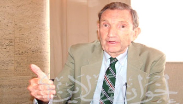 الوزير الأمريكي الأسبق يكشف أكاذيب "البيت بيتك" ويؤكد احتجازه في المطار
