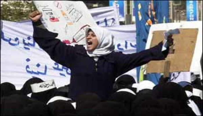 مذيع أمريكي شهير يتهم الإسلام بالدعوة إلى ممارسة الجنس مع الأطفال!!