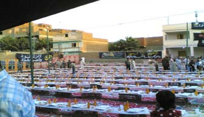 أهالي فاقوس يتسلَّقون السلالم والأسطح لحضور إفطار فريد إسماعيل!