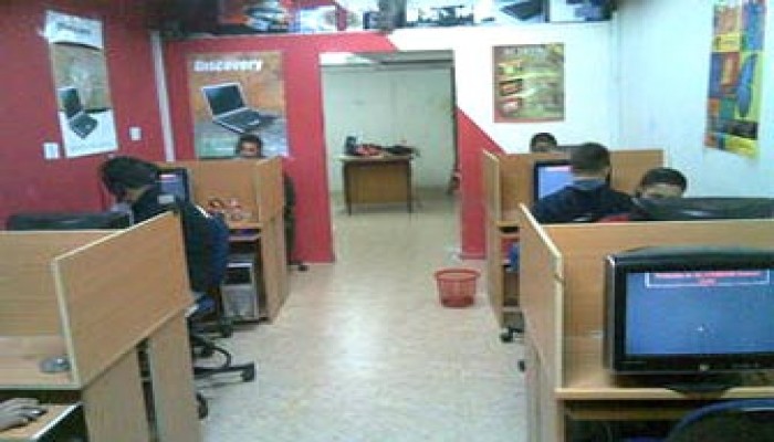 وظائف الشباب في مصر.. حلم الصعود للقمة بصاروخ!