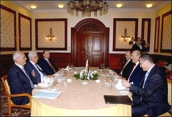 لقاء عباس- أولمرت انتهى بلا نتائج.. وإجماع فلسطيني على رفضه