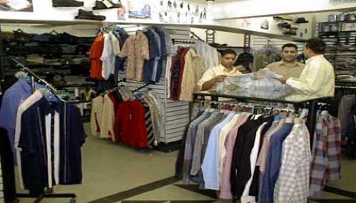 الساعاتي وبائع الملابس.. المهن الصيفية للطلاب