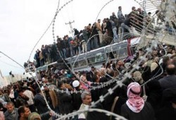 مصر تعد بحل مشكلة الفلسطينيين العالقين
