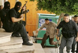 مقتل وإصابة 77 باشتباكات غزة وسقوط قذيفة هاون على منزل هنية