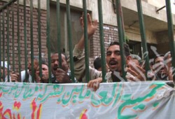 174 اعتصامًا وإضرابًا لعمال مصر وفصل 13 ألفًا منهم وانتحار 22