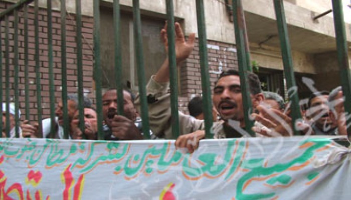 174 اعتصامًا وإضرابًا لعمال مصر وفصل 13 ألفًا منهم وانتحار 22