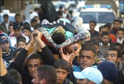 استشهاد 3 فلسطينيين ورايس تطالب العرب بمدِّ يدهم إلى الكيان!!