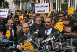 الخبراء: سلق التعديلات الدستورية جريمة أخرى للحزب الحاكم