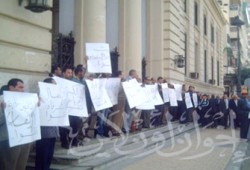 وقفة احتجاجية بالإسكندرية للتنديد بالمحاكمات العسكرية ورفض التعديلات الدستورية