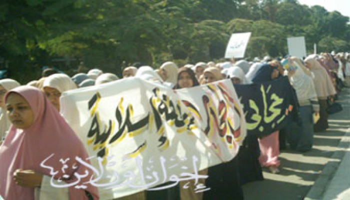 طالبات الجامعة الملتزمات.. نجاحات مبشرة في العمل العام
