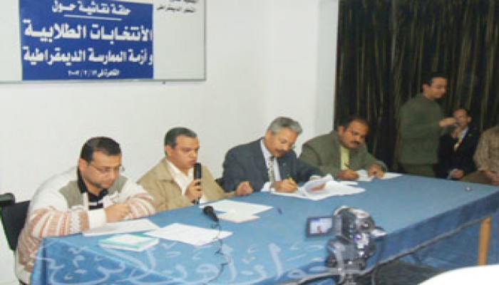 الاتحاد الحكومي أم البديل؟.. في مناقشة طلابية حرة