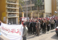 3000 طالب بجامعة المنصورة يتظاهرون احتجاجًا على الحفريات بالمسجد الأقصى