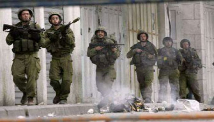 قوات الاحتلال الصهيوني تدنس باحة المسجد الأقصى وإصابة 17 فلسطينيًّا