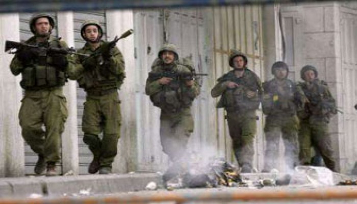قوات الاحتلال الصهيوني تدنس باحة المسجد الأقصى وإصابة 17 فلسطينيًّا