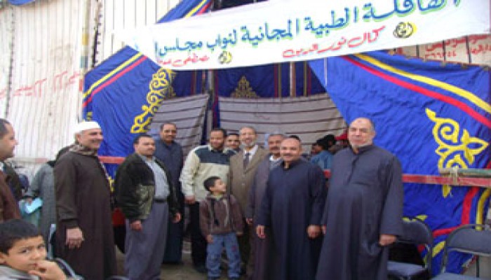 نائبا الإخوان ينظمان أكبر قافلة طبية لأهالي بندر الفيوم