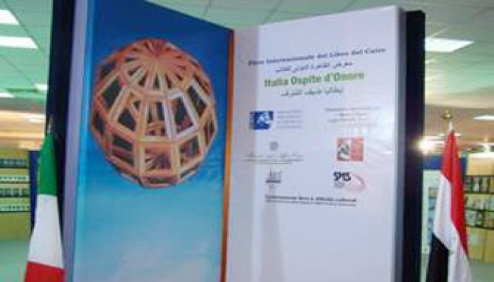 الشباب في معرض الكتاب.. زيارة للفسحة أو شراء الاسطوانات فقط!!