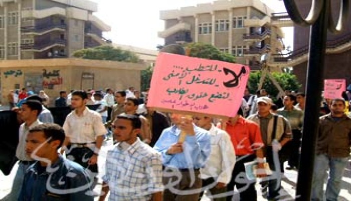 طلاب جامعة حلوان: د. عبد الحي عبيد يتعامل معنا كخصومٍ سياسيين