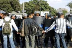 الديمقراطية الغائبة في مصر والإقبال على الإسلام بأوروبا عناوين لافتة